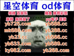 为什么外野手在追赶飞球时优先采用单手接捕而非传统的双手接捕